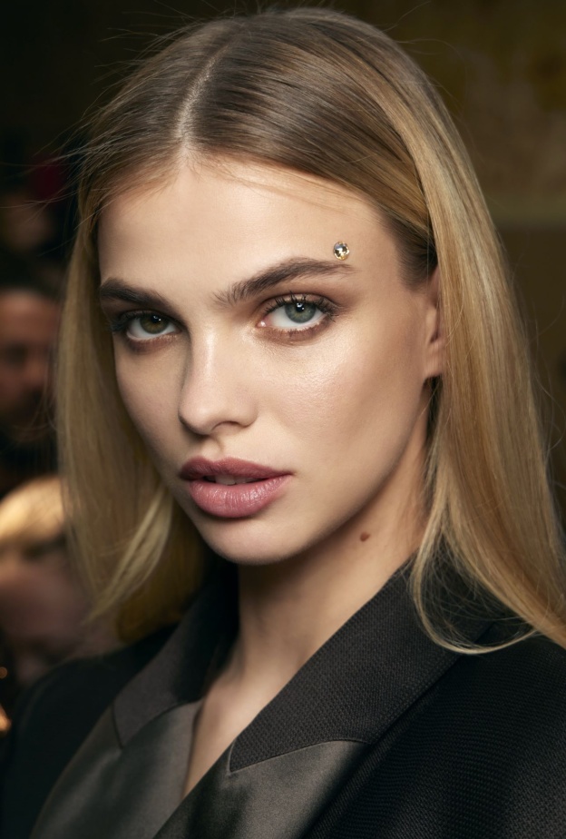 تفادي الظلال القوية على عينيك بأسلوب Alexis Mabille