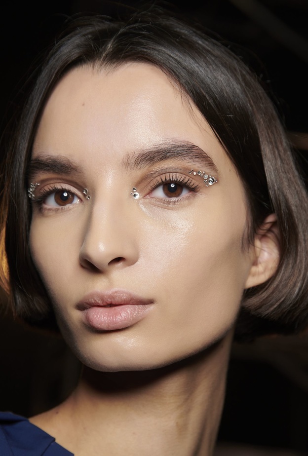 طرق تجميلية لتكثيف الحواجب قبل اليوم الوطني الإماراتي