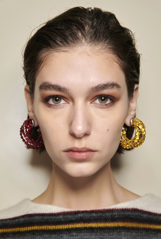 صيحة المكياج المرجاني يجعل نظرتك مشرقة في شتاء 2022.. تابعي معنا الخطوات