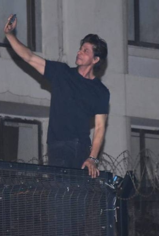 شاروخان يقوم بتحية معجبيه أمام منزل في يوم عيد ميلاده