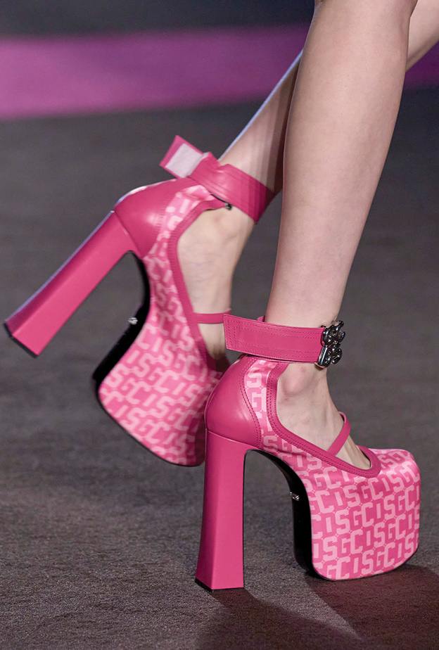 استعدي لصيحات الأحذية التي انبثقت من منصات عروض الأزياء لموسم خريف وشتاء 2022