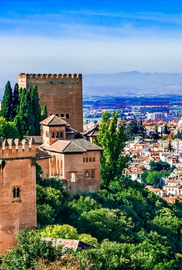 مدن سياحية في إسبانيا تلائم عطلات الخريف الهادئة