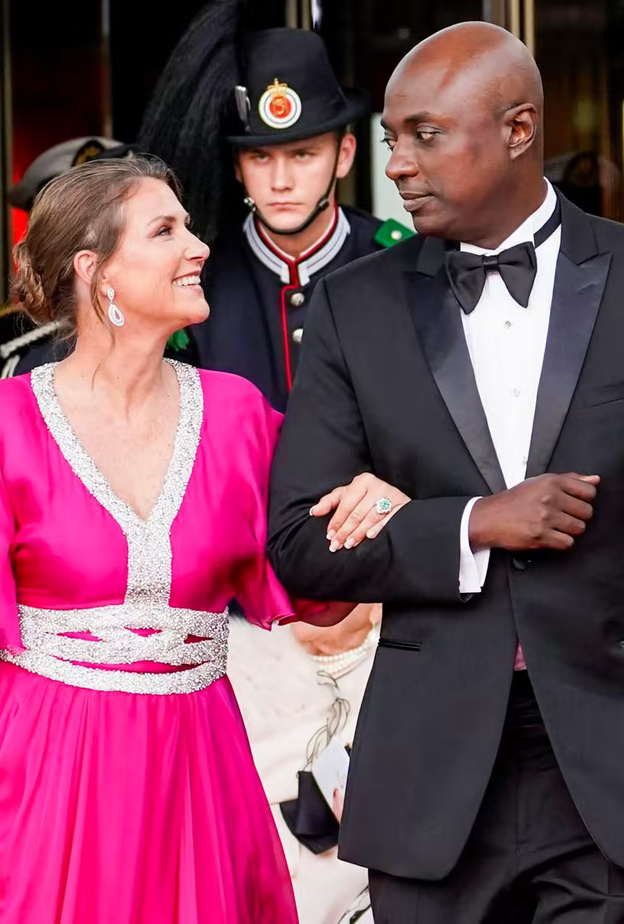 العائلة المالكة النرويجية تعلن انسحاب الأميرة مارثا لويز من الحياة الملكية والأميرة مارثا لويز تعلق