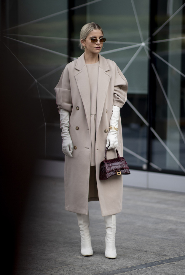 اختاري الجزمة البيضاء لاطلالات أكثر عصرية هذا الشتاء 