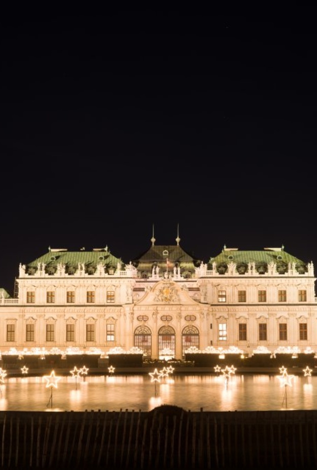 أضواء احتفالية تنير مبنى قصر بيلفيدير