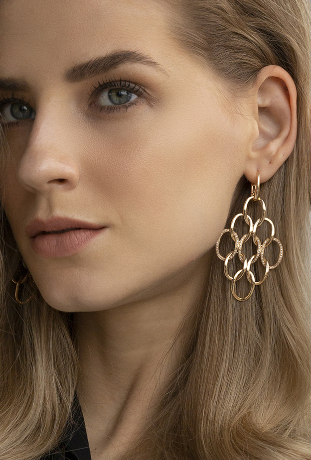 أقراط ذهبية طويلة مناسبة للشعر الأشقر من بوميلاتو