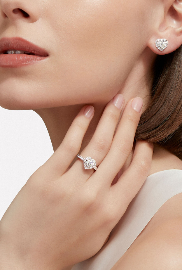 تصاميم مجوهرات من الألماس الأبيض لإطلالات مميّزة خلال متابعة مباريات كأس العالم 2022