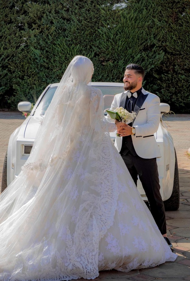 أمير عموري مع عروسته في يوم زفافه