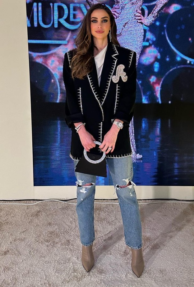 النجمات العربيات يحوّلن الجينز من قطعة كلاسيكية الى قطعة عصرية مميزة