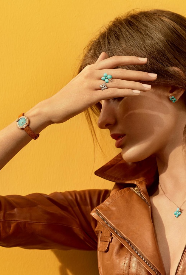 أناقة ناعمة في ديسمبر بأجمل مجوهرات الفيروز