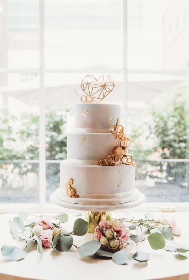 أهم ما يجب معرفته عن كعكات حفلات الزفاف