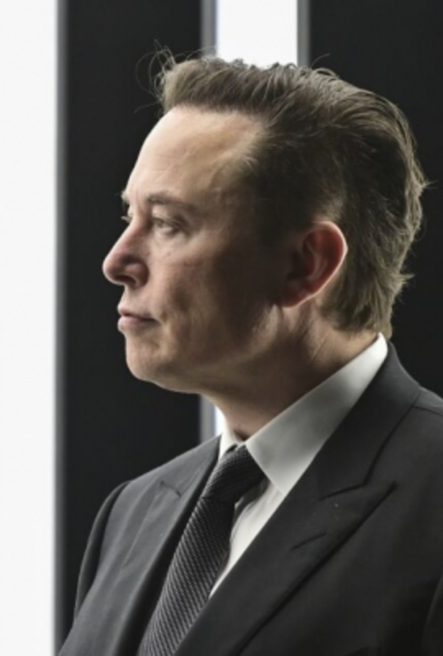 أيلون ماسك يقرر التنحي عن رئاسة تويتر