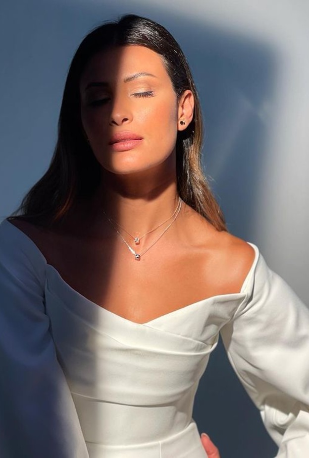 إختاري الأبيض إذا كانت بشرتك سمراء لتزيدي من سحر الإطلالة