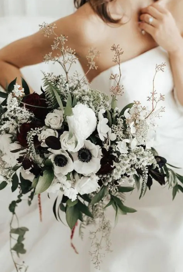 اختيار باقة زفاف جذابة وذات تصميم ملفت باستخدام الورود البيضاء والحوذان وزهور شقائق النعمان البيضاء