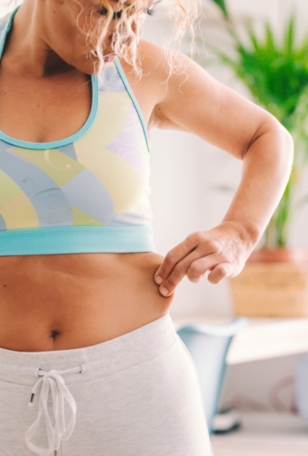 أطعمة صحية تساعدك في التخلص من دهون البطن بعد الخمسين