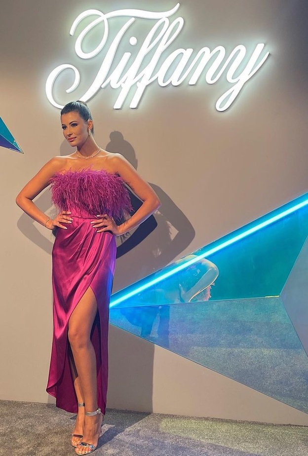 اطلالة أنثوية بفستان بنفسجي مزين بالريش من ريم سعيدي