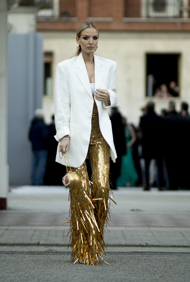 جاذبية لا تقاوم في أزياء الميتالك اللامعة موضة هذا الموسم