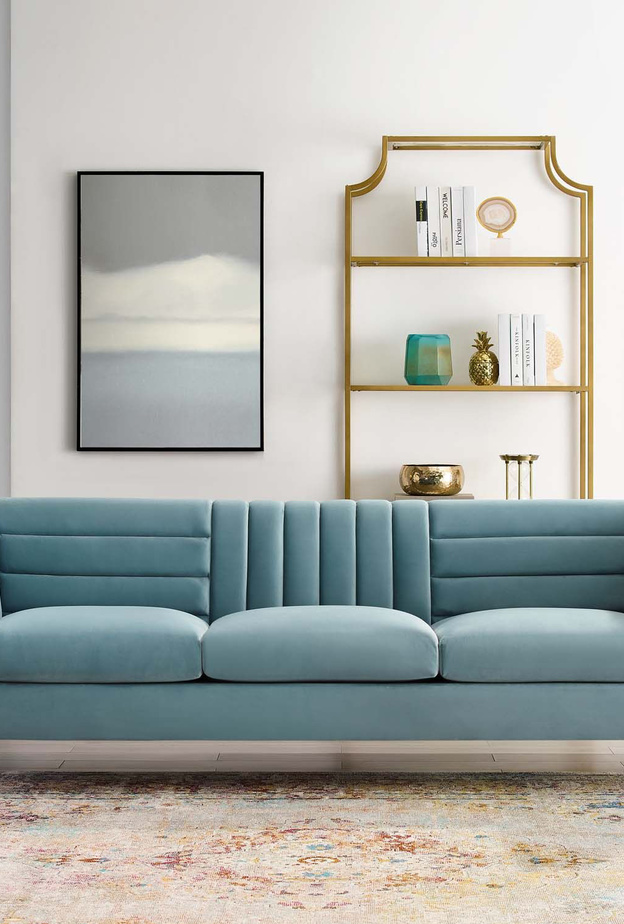 الأبيض الكريم مع تصاميم أثاث بألوان دافئة لغرفة معيشة مودرن