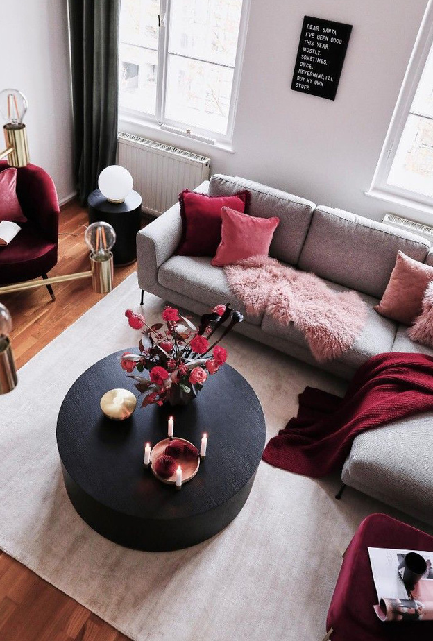 الأحمر والوردي لديكورات غرفة معيشة متجددة لهذا العام 2023