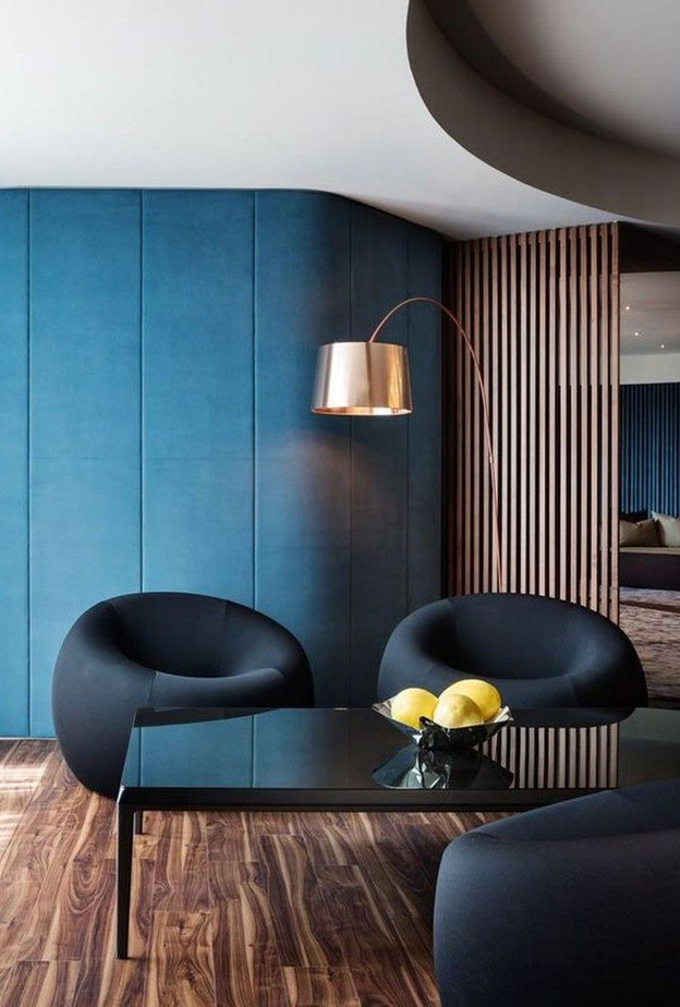 الأزرق مع الخشب في ديكور منزل عصري ودافئ