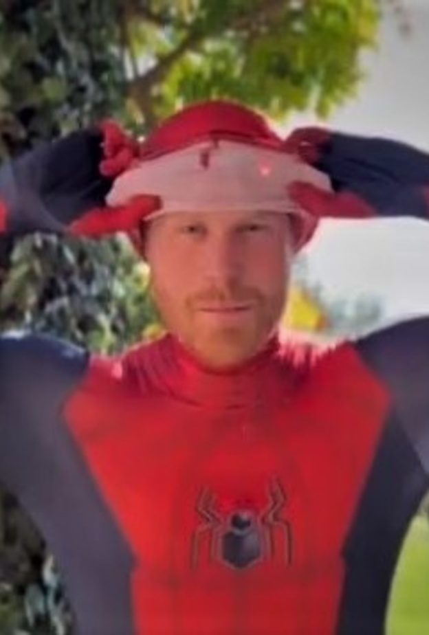 لماذا ظهر الأمير هاري متنكرا في زي الرجل العنكبوت "سبايدرمان"؟