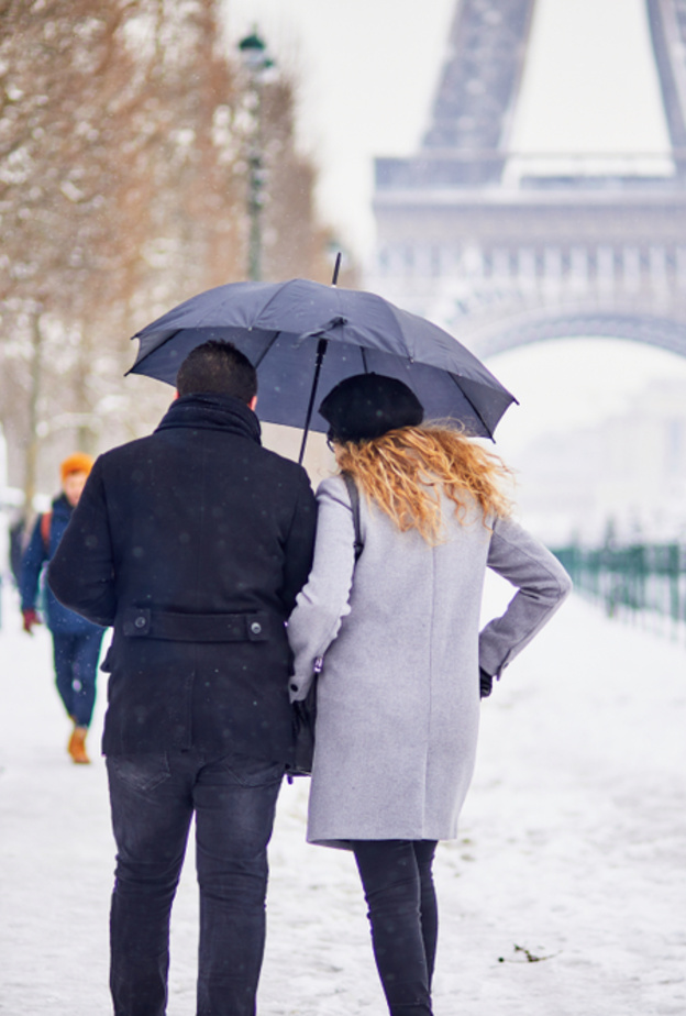 التجول في شوارع باريس فكرة ممتعة للعروسين في ديسمبر