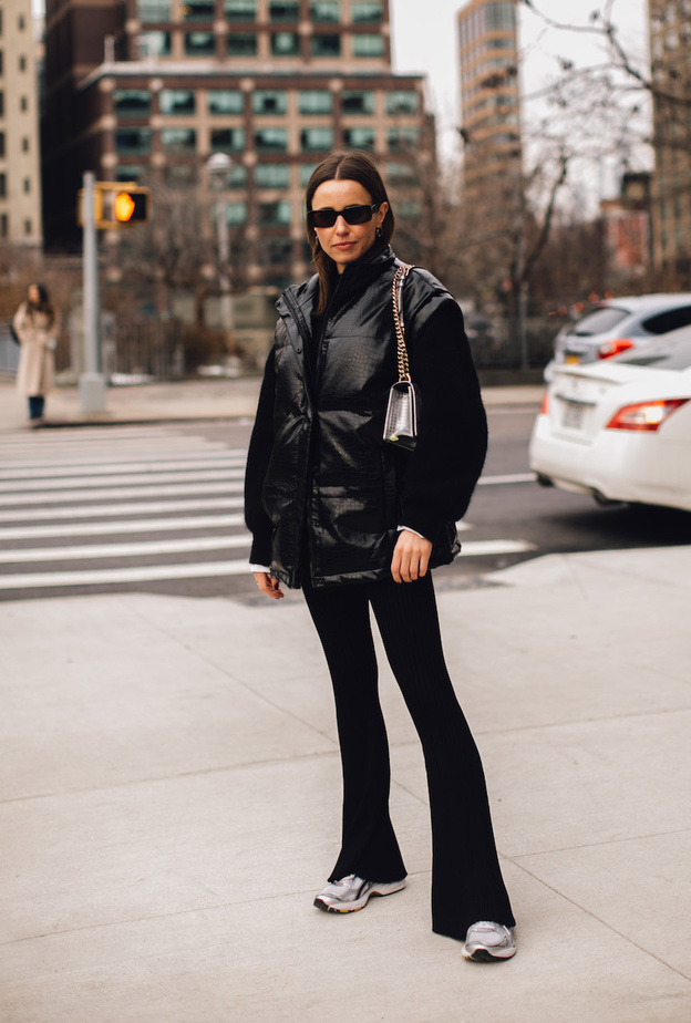 نعم تنسيق الأحذية الرياضية ممكناً مع الاطلالات الشتوية 