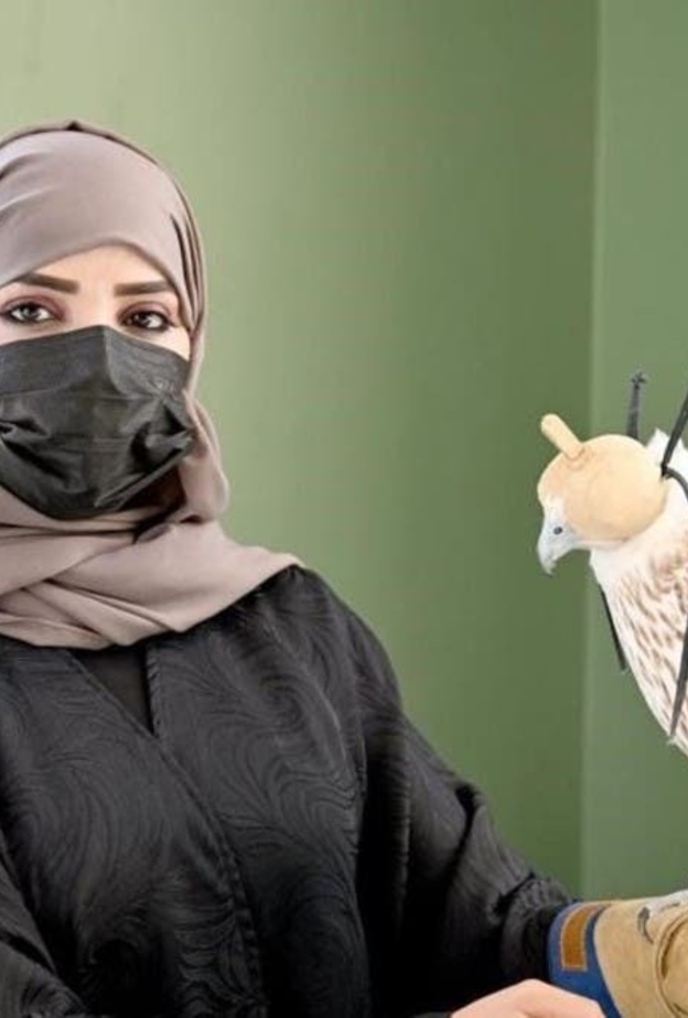 "منى الخريص" أول صقارة سعودية تشارك في مسابقة المزاين بمهرجان الصقور