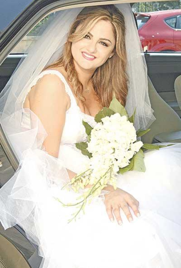 باسكال مشعلاني بفستان الزفاف في اغنية بحبك انا بحبك.jpg