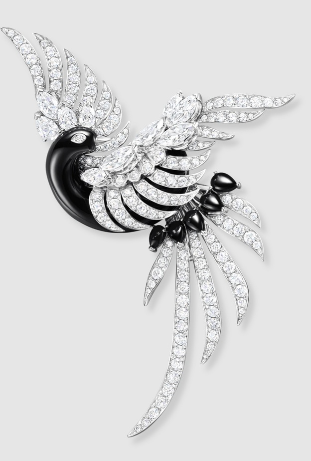 تصاميم مجوهرات فاخرة مرصّعة بالأحجار الكريمة الملوّنة بألوان العلم الإماراتي