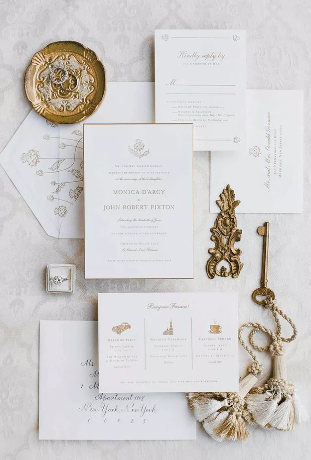 بطاقات الدعوة لحفلات الزفاف باللونين الذهبي والأبيض