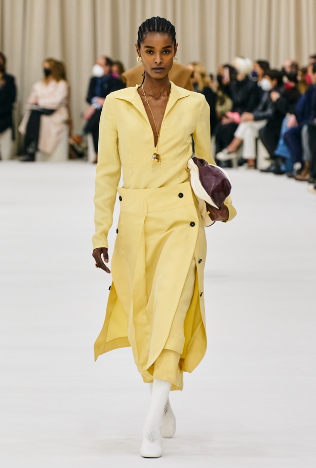 7 عروض سطع فيها اللون الأصفر لخريف وشتاء 2022