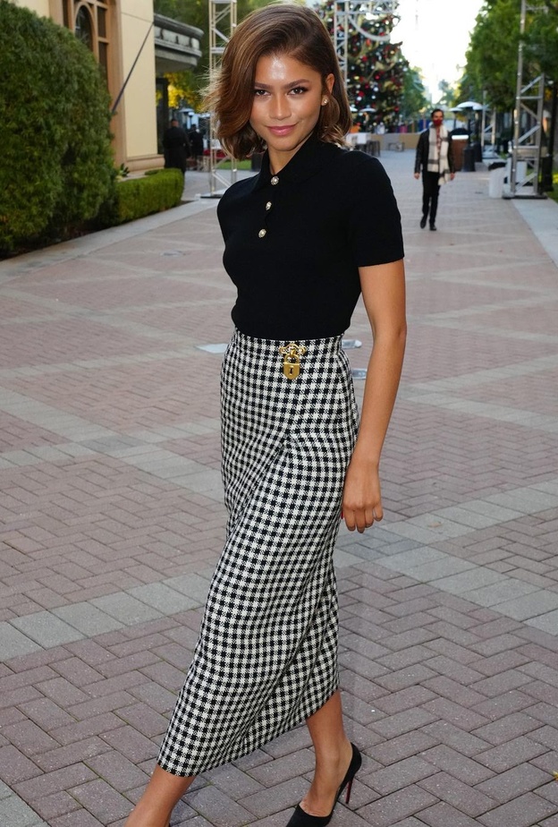 تألقت زندايا بإطلالة حملت توقيع دار Schiaparelli