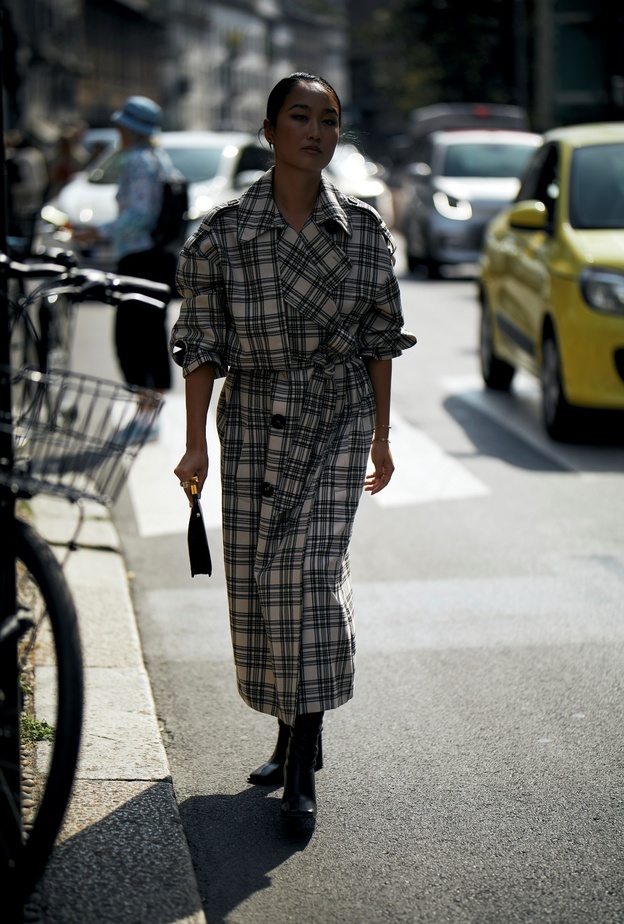 تصاميم ترانش غير تقليدية... قطعة must have لشتاء 2023