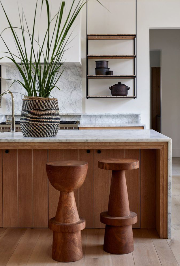 تصاميم رائعة لكراسي عالية من الخشب الدافئ لجزيرة مطبخ خشبية