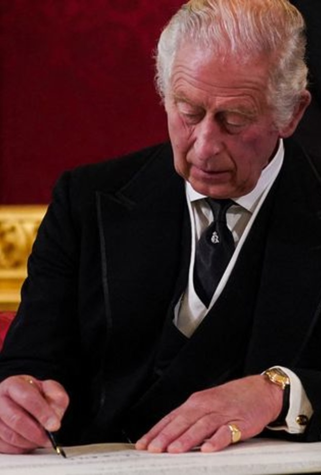 تعرف على الاكسسوار الذي يحرص تشارلز الثالث على ارتدائه طوال الوقت