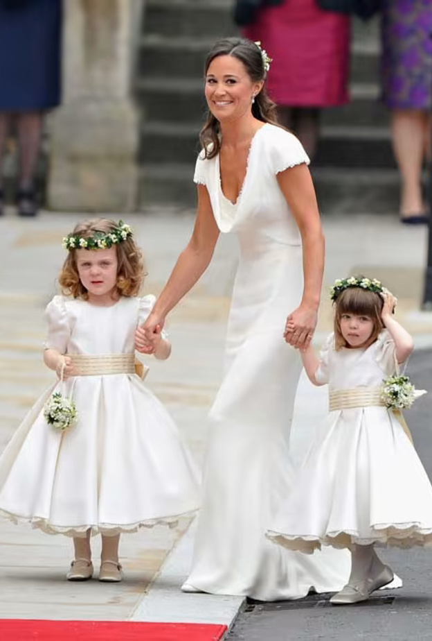 لماذا ترتدي وصيفات الشرف الملكيات اللون الأبيض في حفلات الزفاف الملكية؟