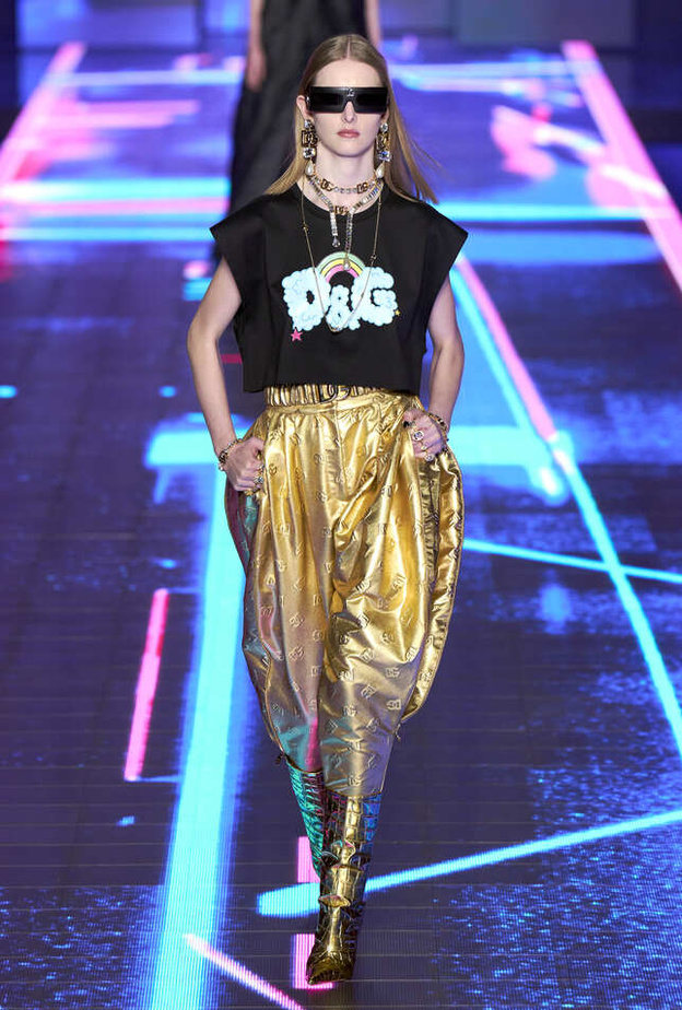 اللون الذهبي خيارك للوك خريفي ساحر وجريء