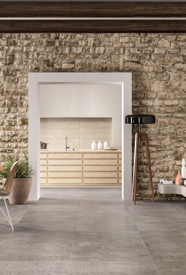 جدار حجري رائع مع حوامل سقف من الخشب في ديكور منزل عصري