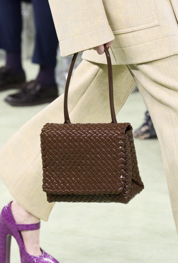 الحقائب البنية صيحة خريفية للوك دافىء وعصري لافت