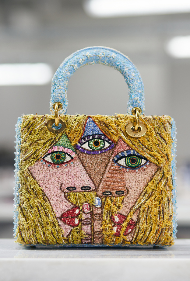 ليدي ديور تطلق مجموعتها السابعة في عالم الحقائب بالتعاون مع 11 مصمم
