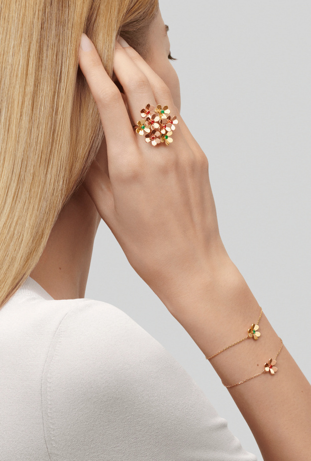 خاتم Frivole المرصع بالروبي والزمرد من فان كليف أند آربلز Van Cleef and Arpels