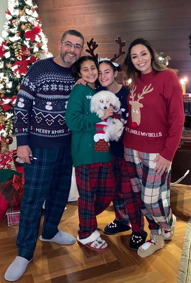 داليا البحيري في لقطة دافئة مع عائلتها احتفالا بليلة رأس السنة