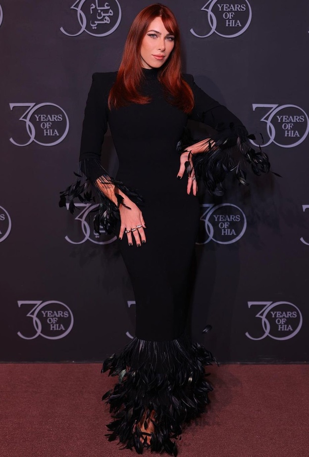 من النجمات العربيات والانفلونسرز أزياء عصرية باللون الاسود للمناسبات الرسمية 