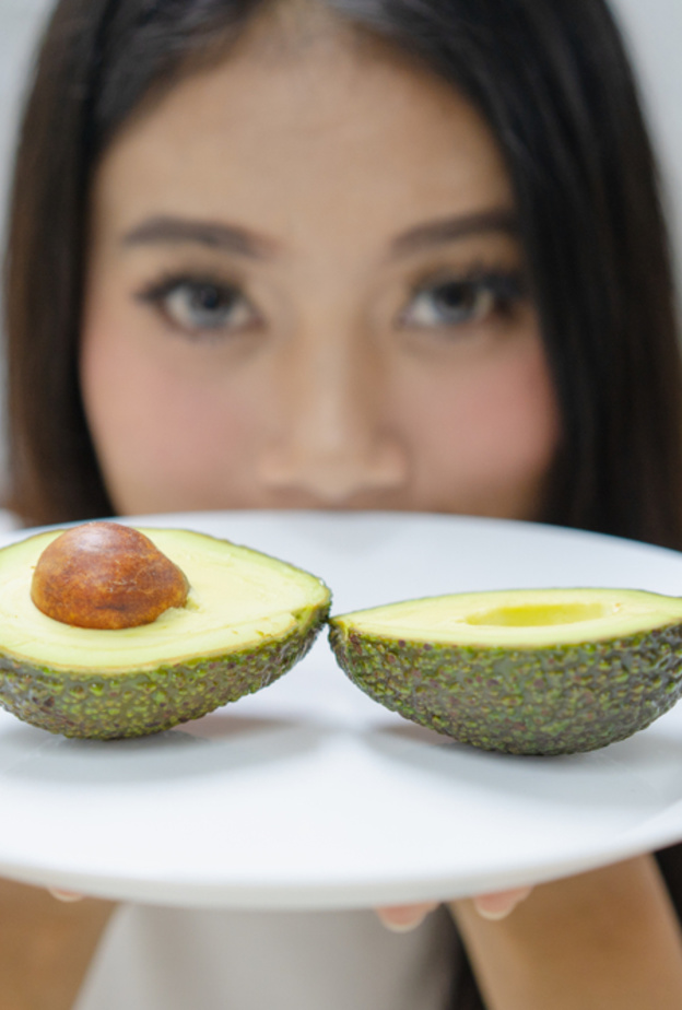 لمريضات الكوليسترول... تناولوا الأفوكادو وهذه فوائده
