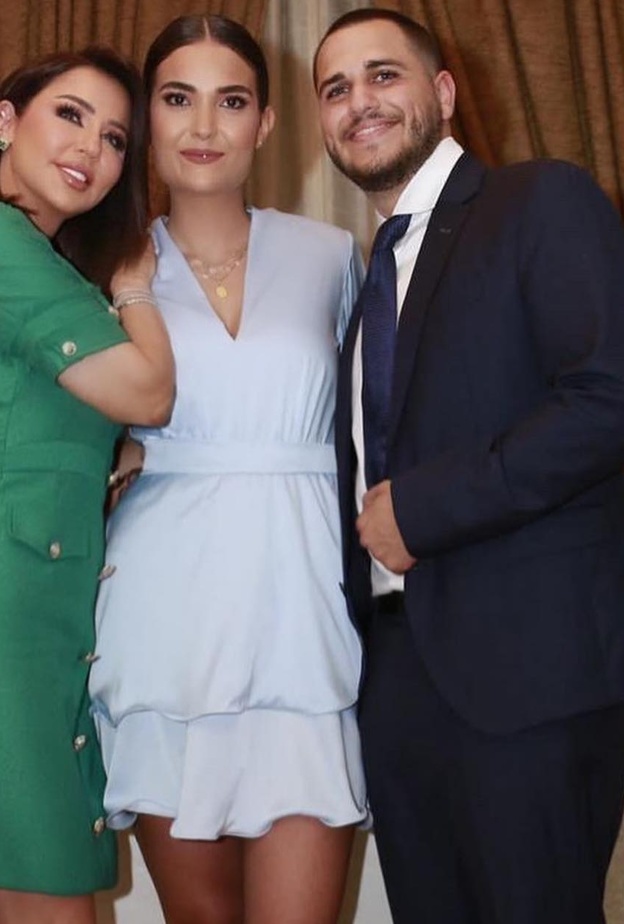 رابعة الزيات مع ابنها وخطيبته