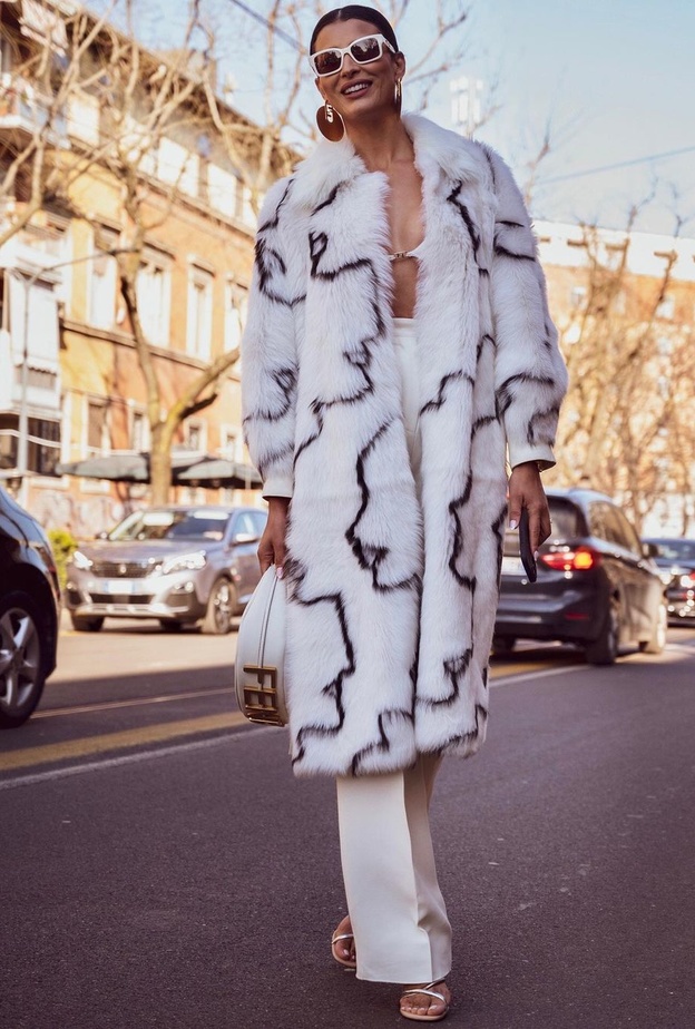 اختاري الأبيض هذا الشتاء... إليك 5 أفكار لتتألقي بهذا اللون