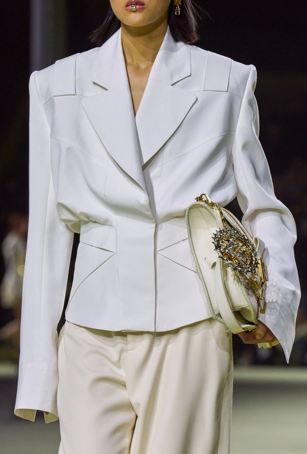 7 منصات عرض تألقت فيها سترات فائقة الروعة لخريف وشتاء 2022