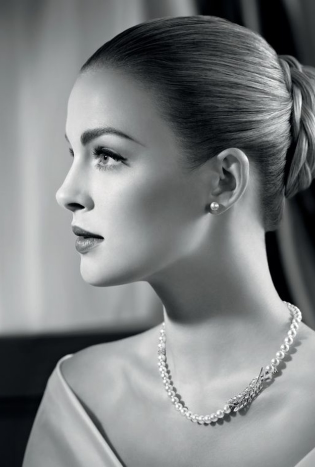 طقم الريش واللؤلؤ من ميكيموتو صمم لحفلة الملكة تشارلوت عام 2011