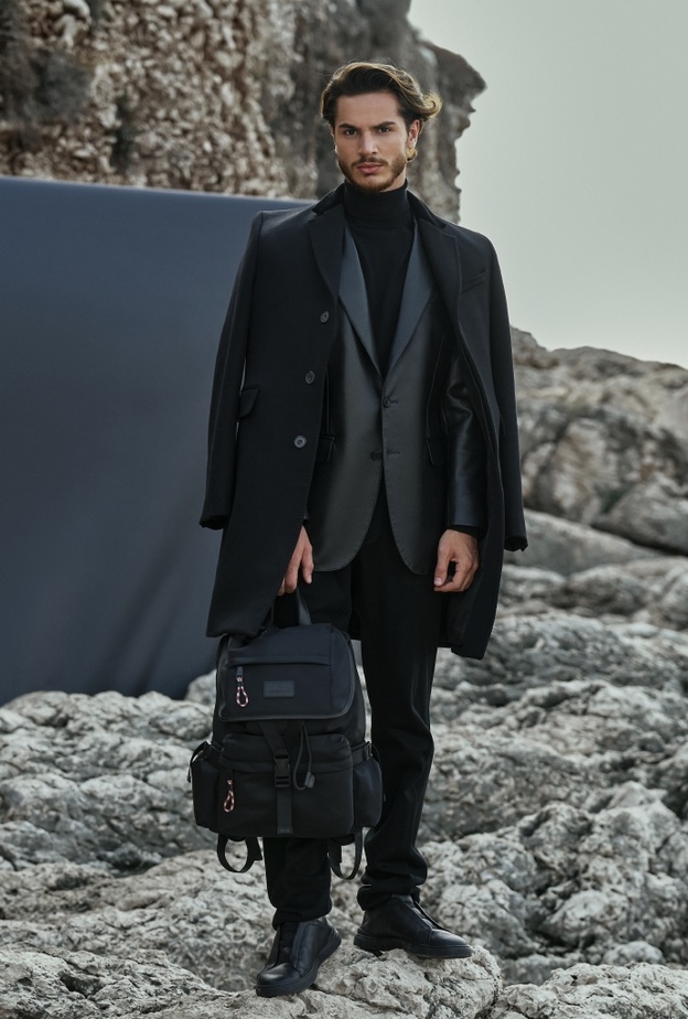 طلة بالأسود لنمر سعاده